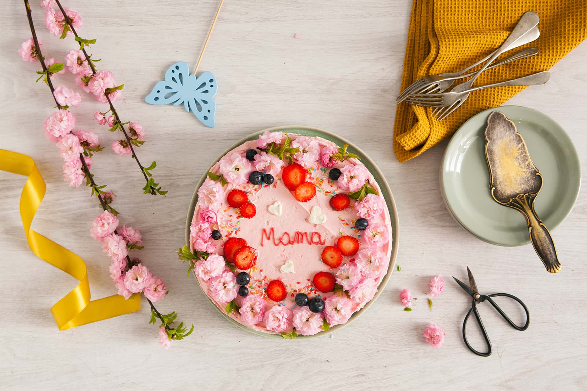 Dekorowanie tortu na Dzień Matki [Krok po kroku]