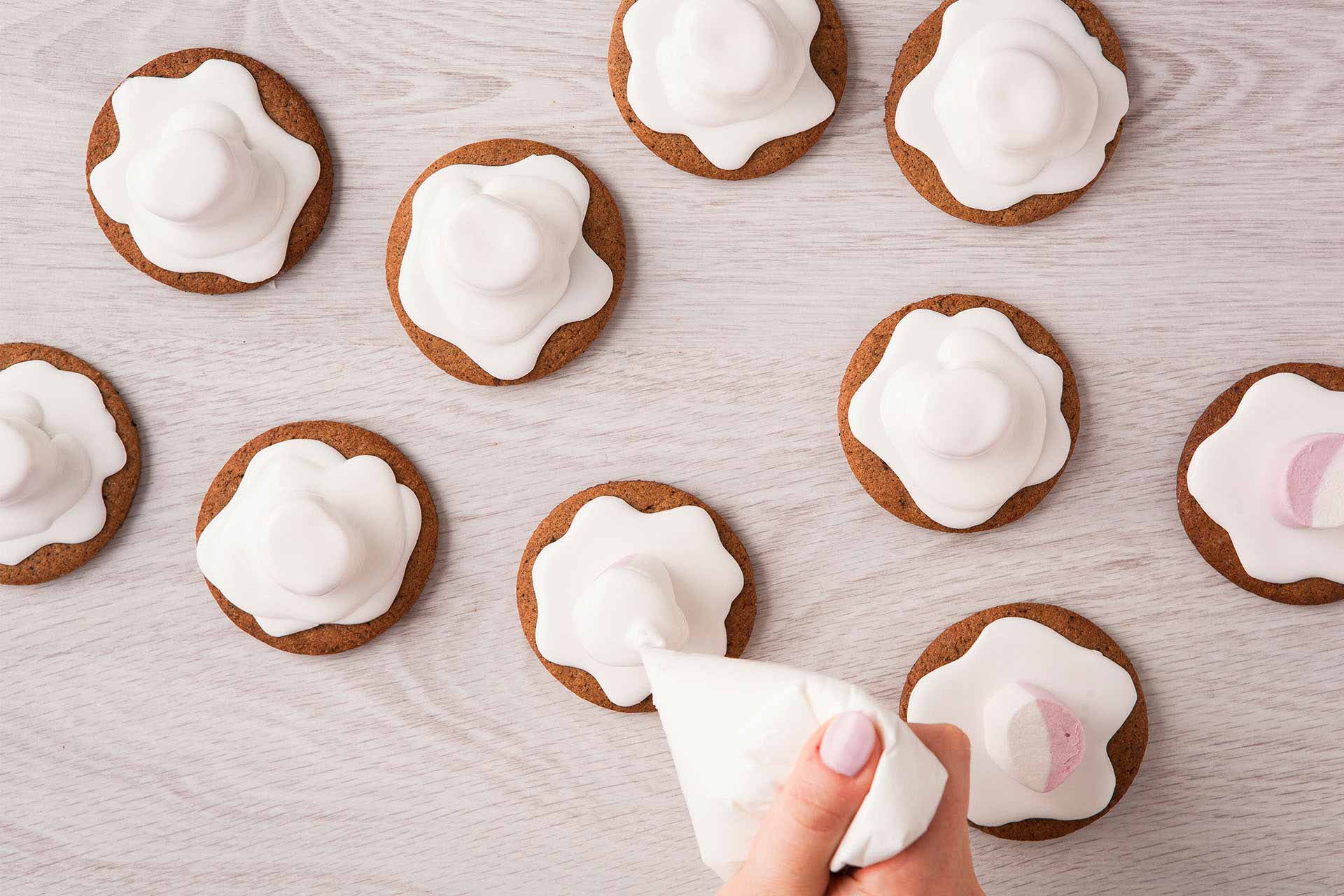 Przygotowanie Krok po kroku: Pierniczki z bałwankami marshmallows - Delektujemy.pl