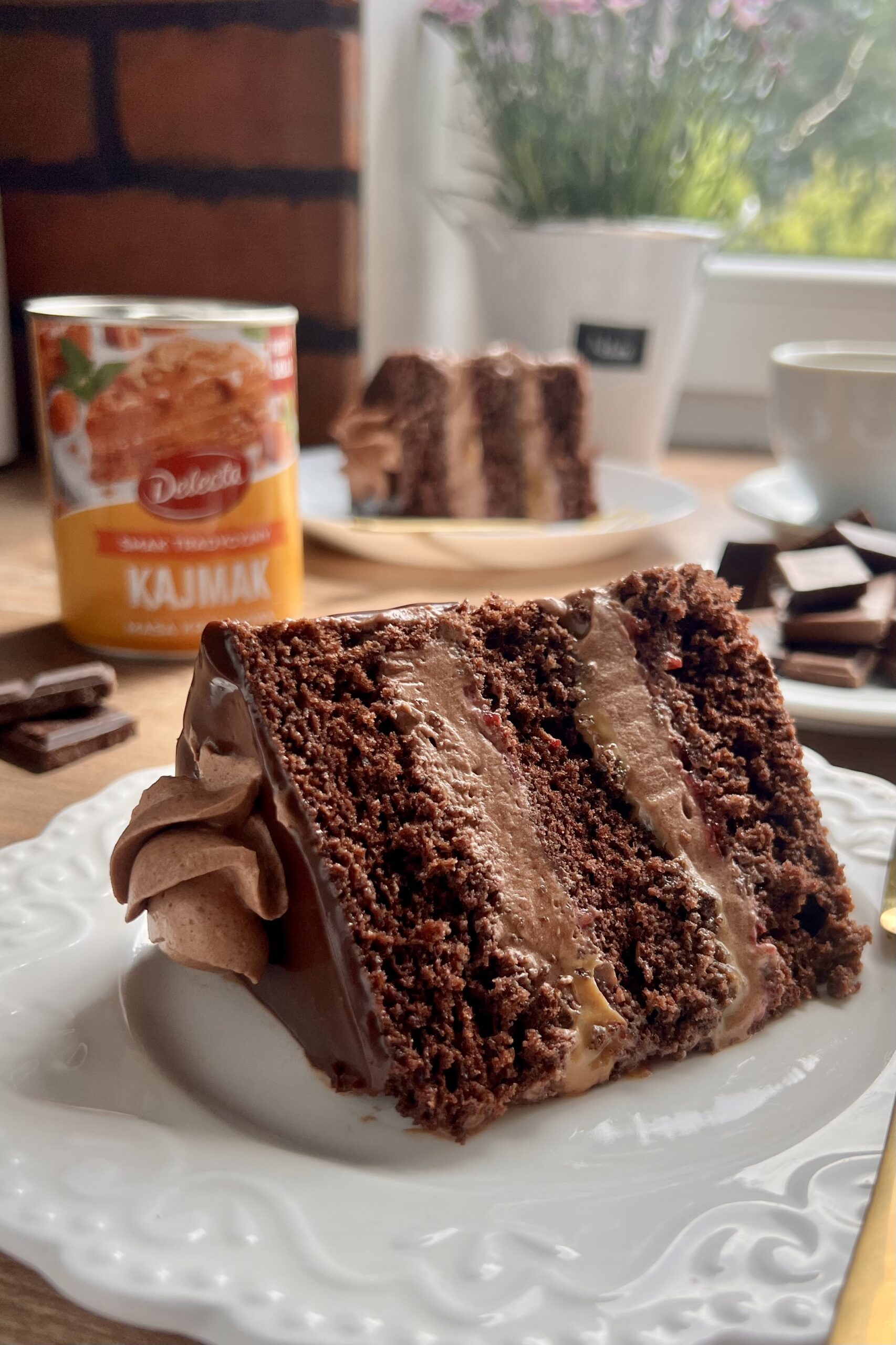 Tort czekoladowy z kajmakiem – wideo - Delektujemy.pl