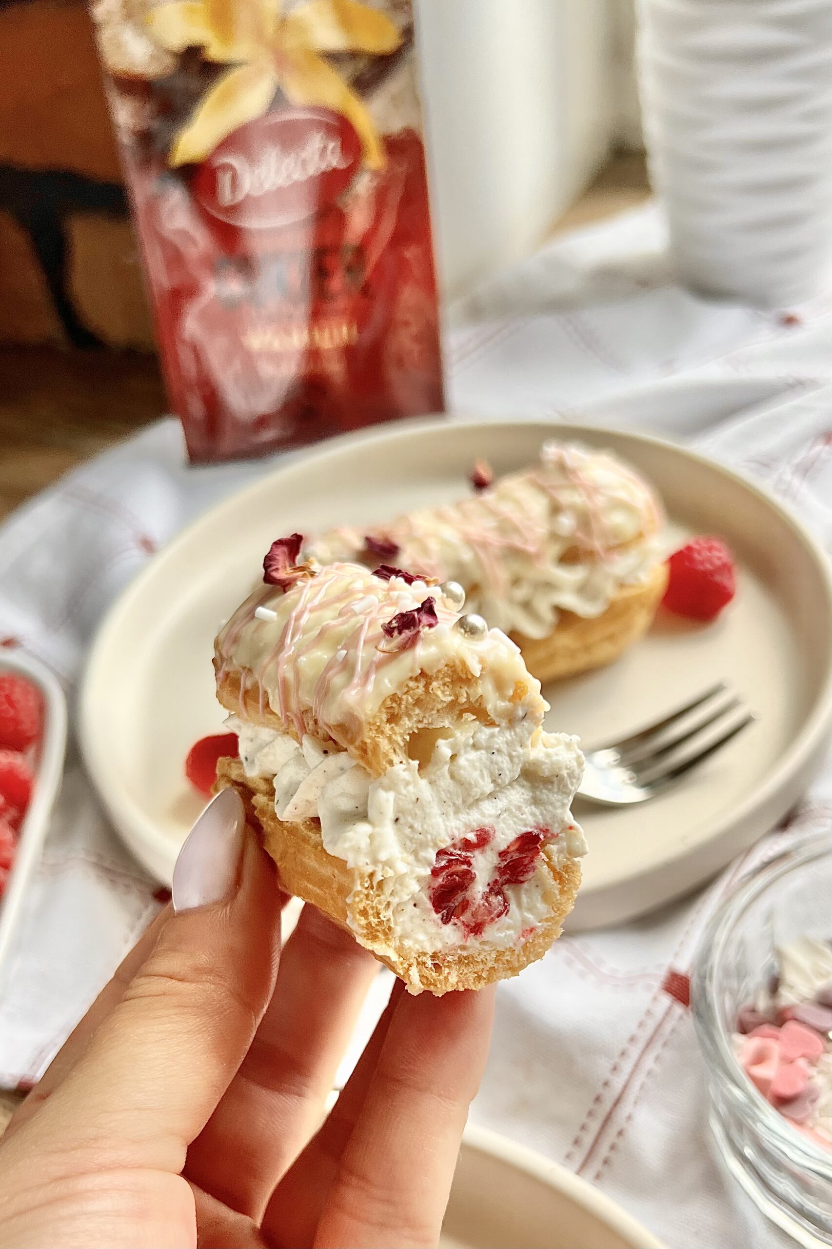 Eklerki raffaello z malinami - Delektujemy.pl