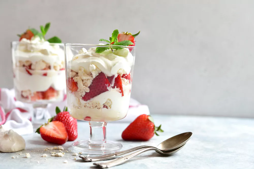 Eton Mess - brytyjski deser w pucharkach - Delektujemy.pl