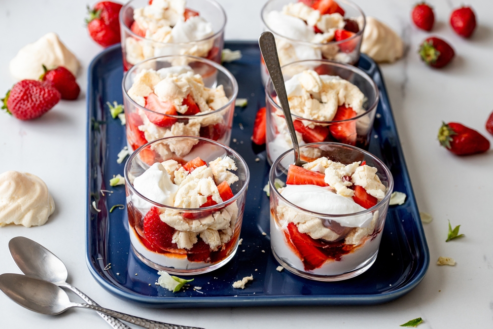 Eton Mess - brytyjski deser w pucharkach - Delektujemy.pl