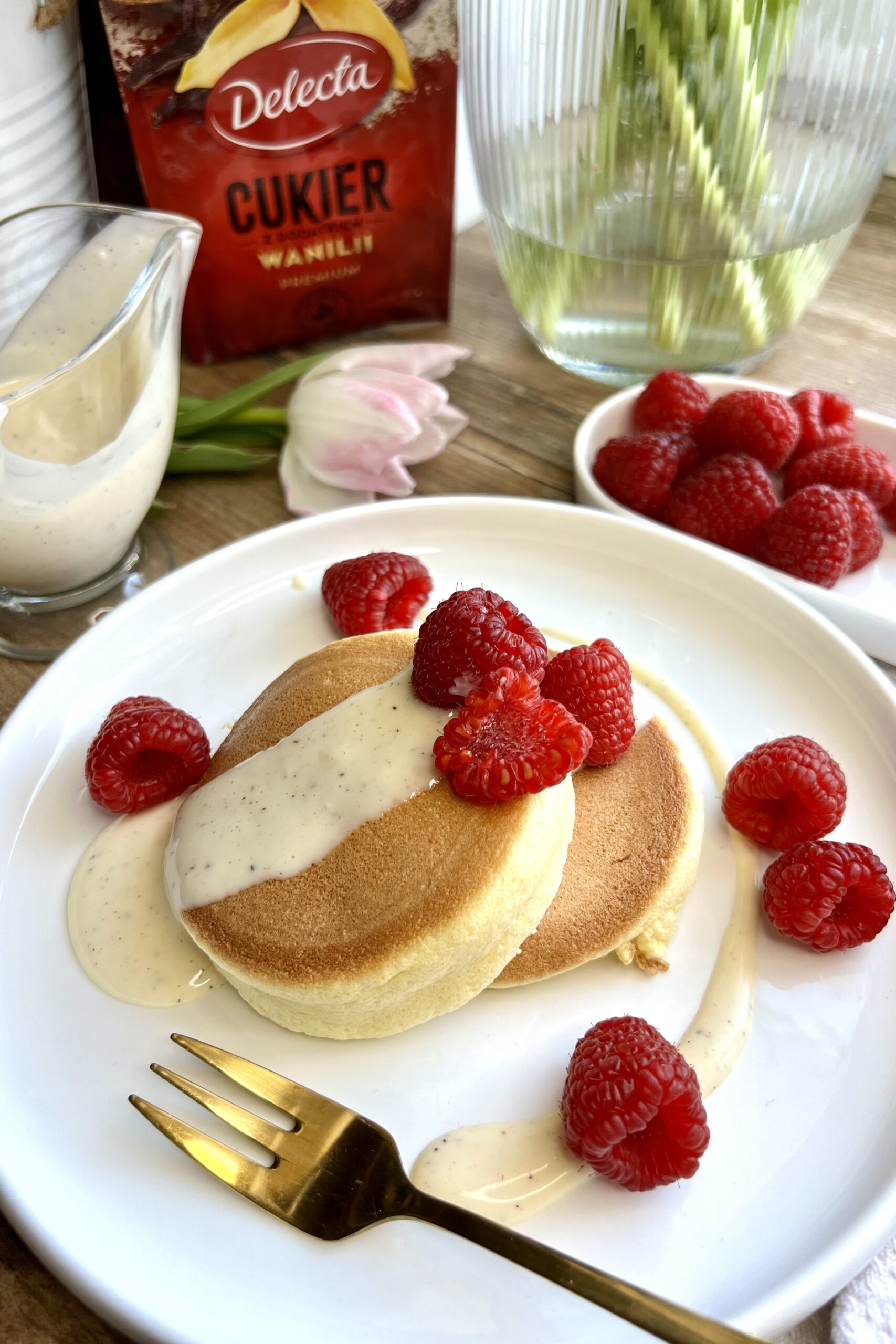 Fluffy Pancakes z sosem waniliowym - wideo - Delektujemy.pl