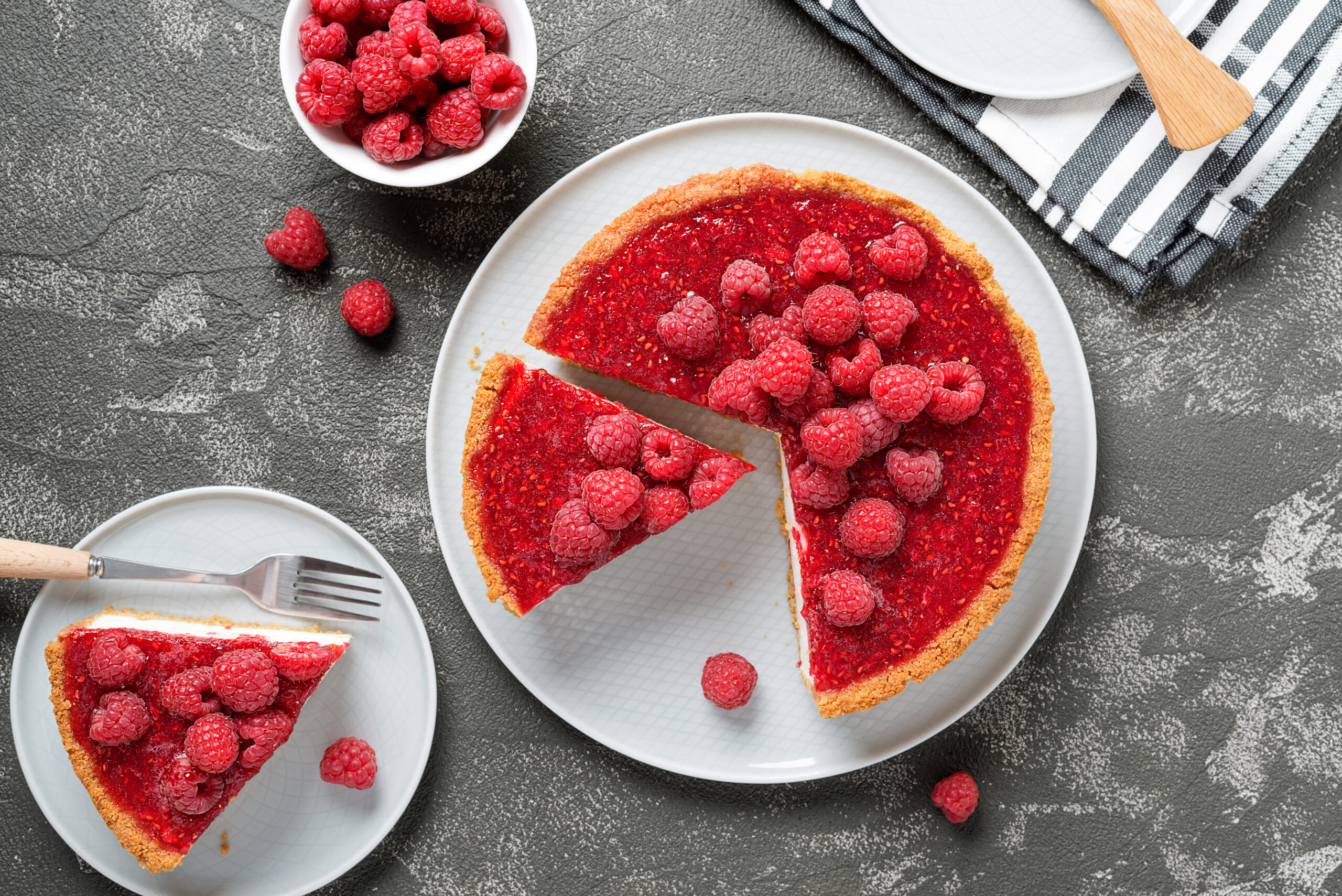 Tarta z mascarpone i malinami - Delektujemy.pl