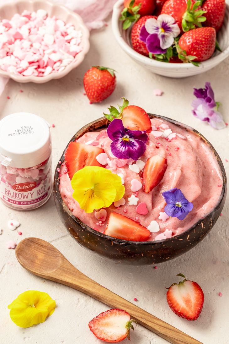 Prosty przepis na lody - truskawkowe nice cream - Delektujemy.pl