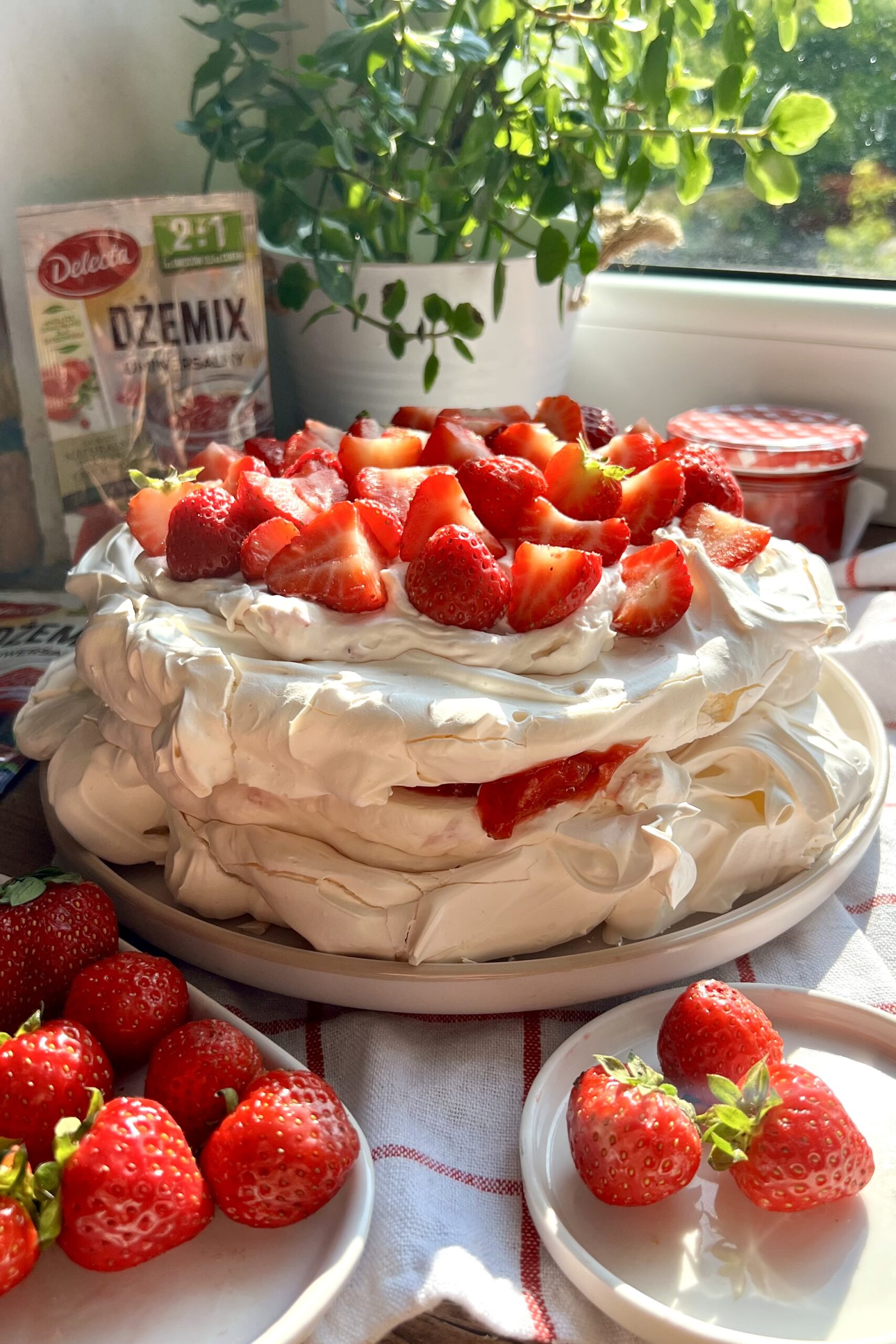 Tort bezowy z kremem truskawkowym - Delektujemy.pl