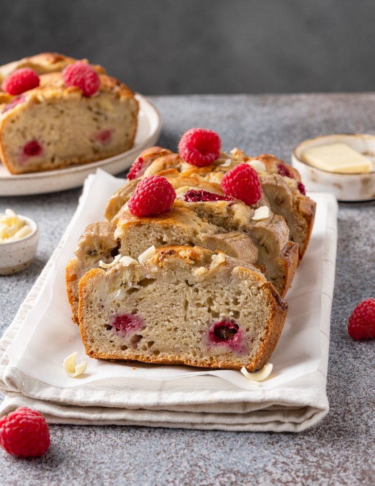Chlebek bananowy z malinami - Delektujemy.pl