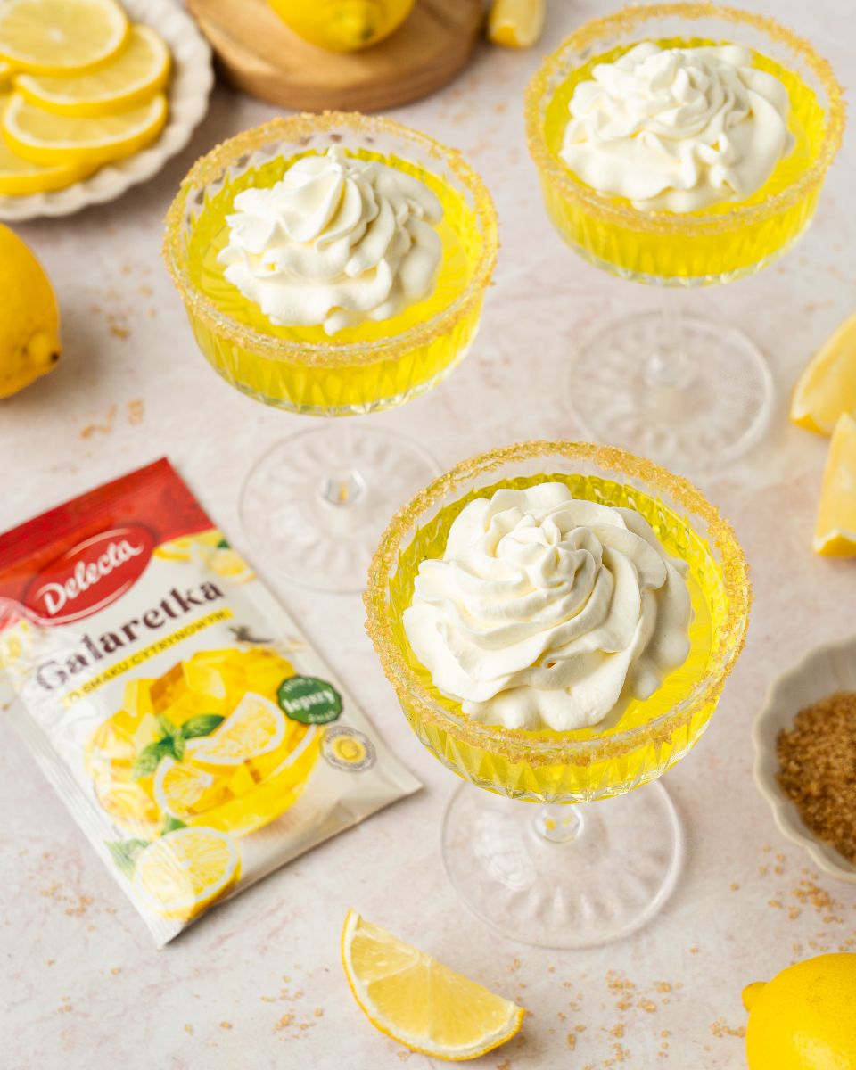 Galaretka cytrynowa w kieliszkach z bitą śmietaną