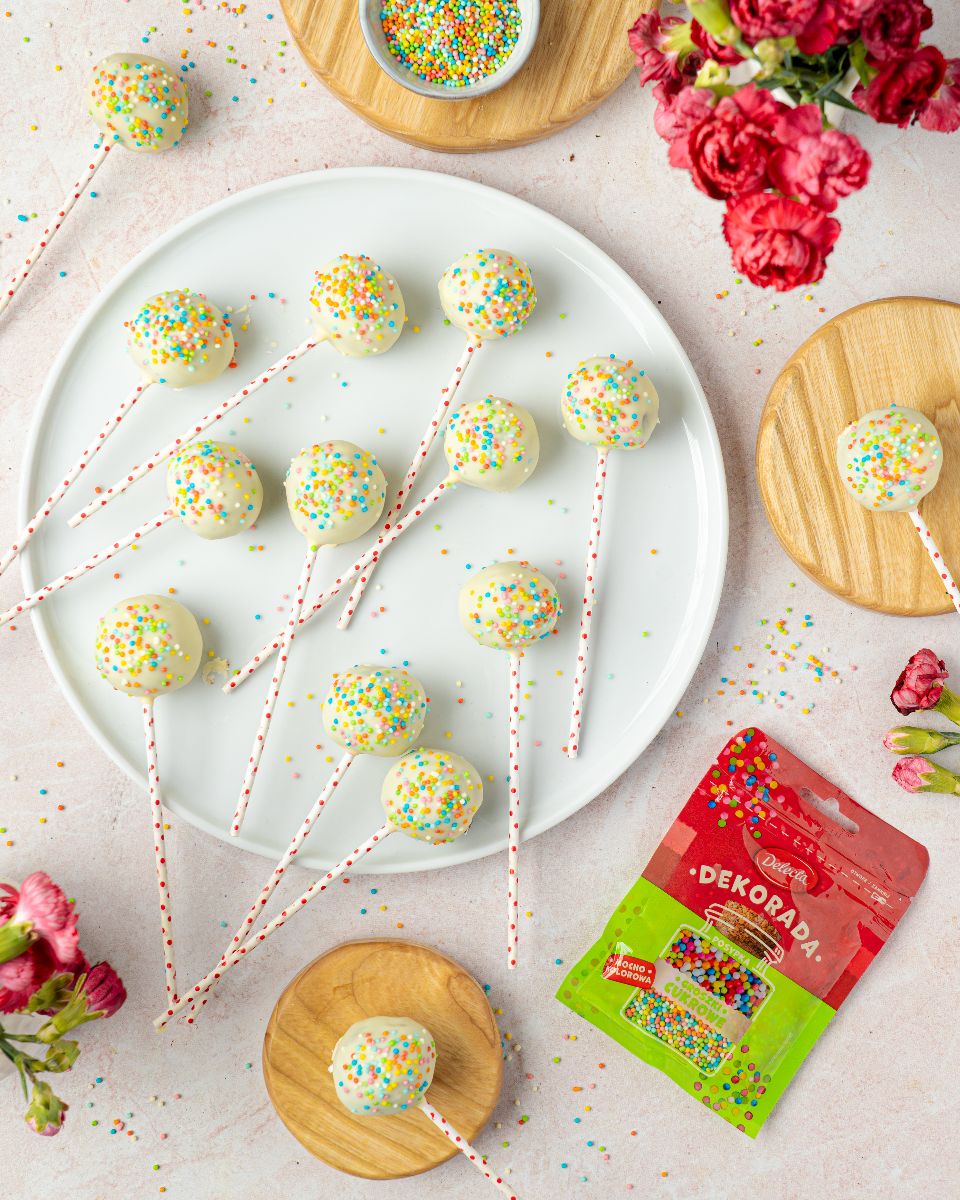 Cake pops z ciasta na babeczki w białej czekoladzie