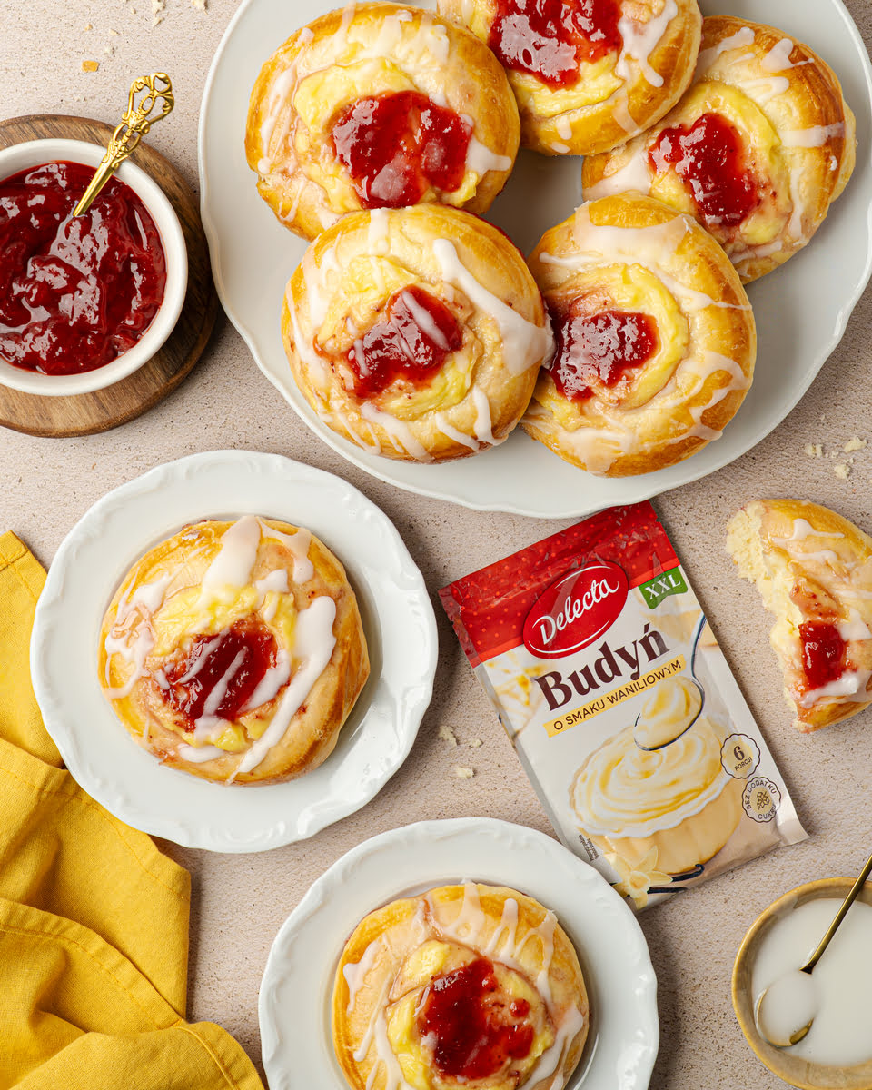 Drożdżówki budyniowe z budyniem waniliowym i dżemem
