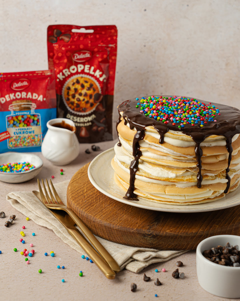 Mini „torcik” z pancakes z kremem waniliowym, sosem czekoladowym i posypką Delecta