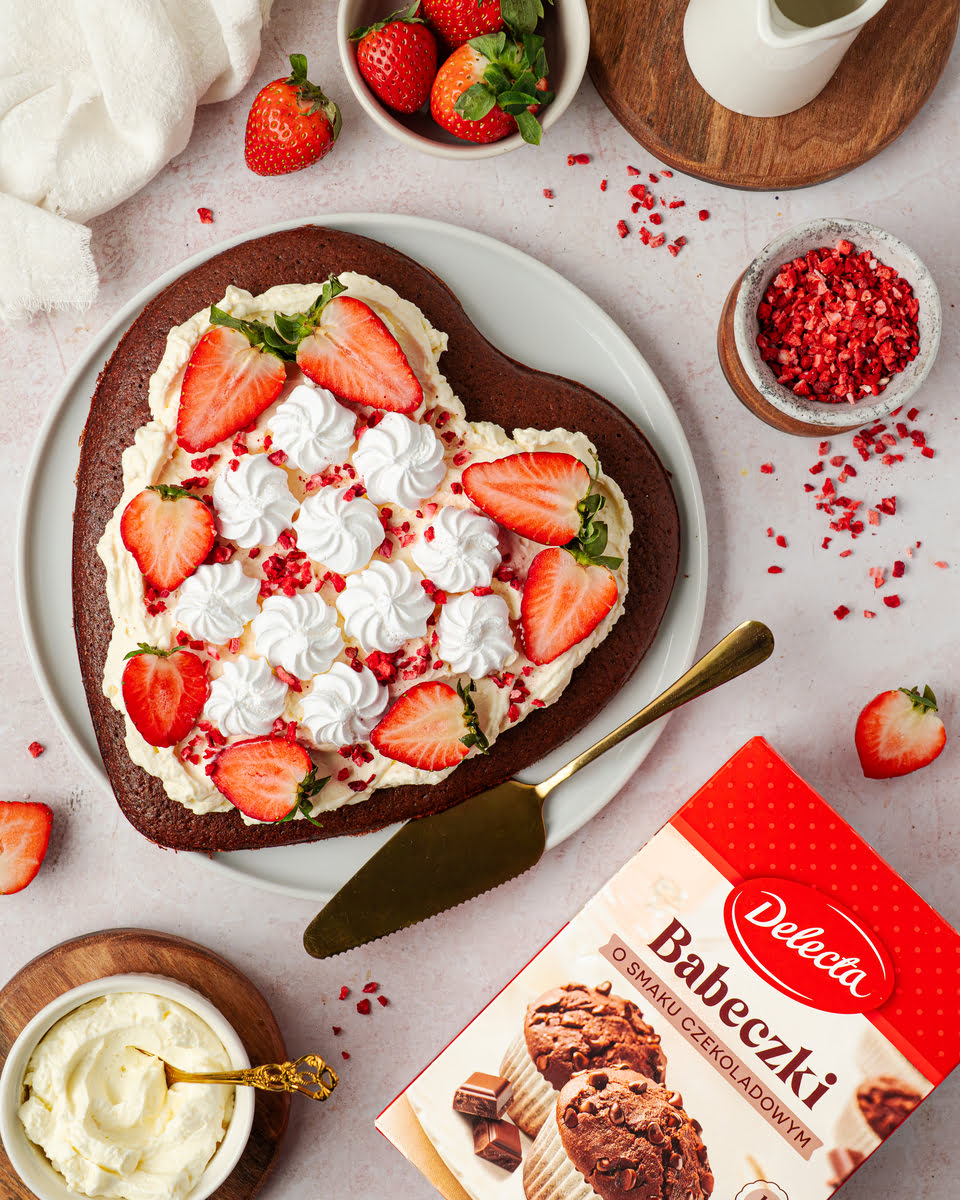 Biszkopt w kształcie serca z kremem mascarpone, bezikami i czerwonymi owocami