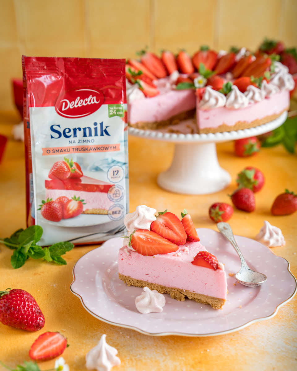 Sernik na zimno truskawkowy Delecta + beziki + truskawki