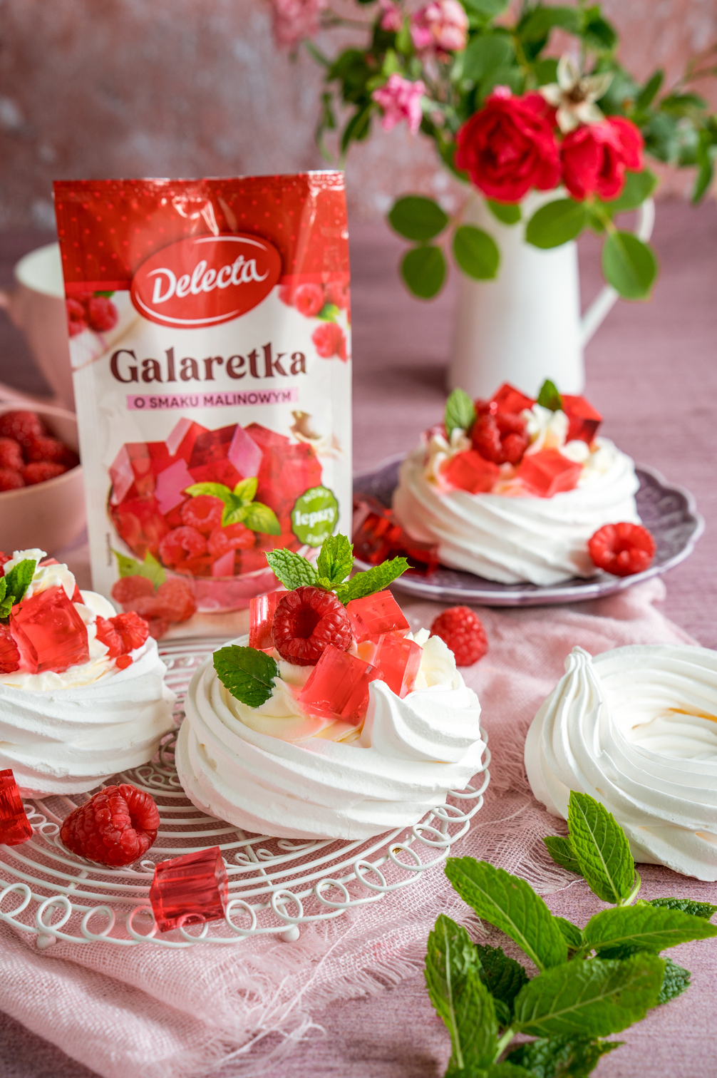 Mini pavlove z kremem mascarpone, malinami i galaretką malinową