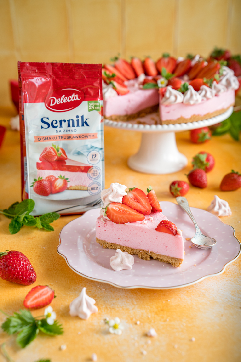 Truskawkowy sernik na zimno z bezikami